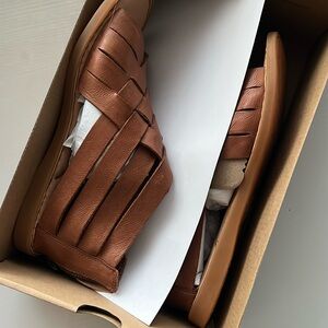 BORN women’s woven sandals brown